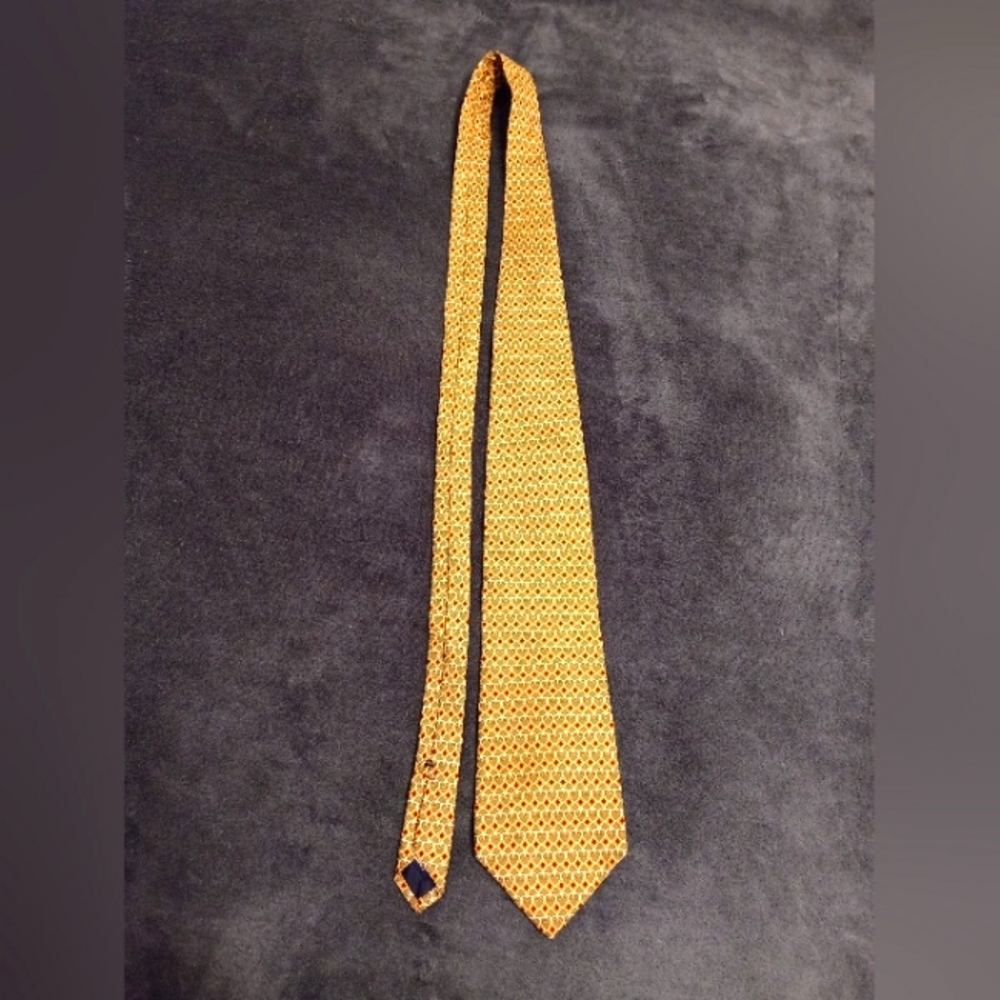 Burberrys Of London 100% silk made in USA patterned tie